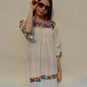 Vestido de manta color natural con bordado a mano de Ocotlán