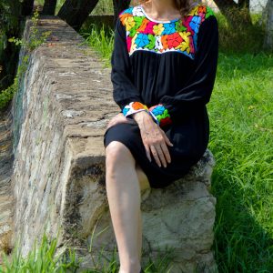 Vestido estilizado de Rayón en color negro con pechera multicolor bordado de Tuxtepec