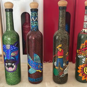 Botella decorada tipo alebrije